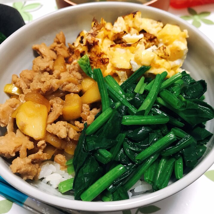 りんご鶏そぼろの３色丼